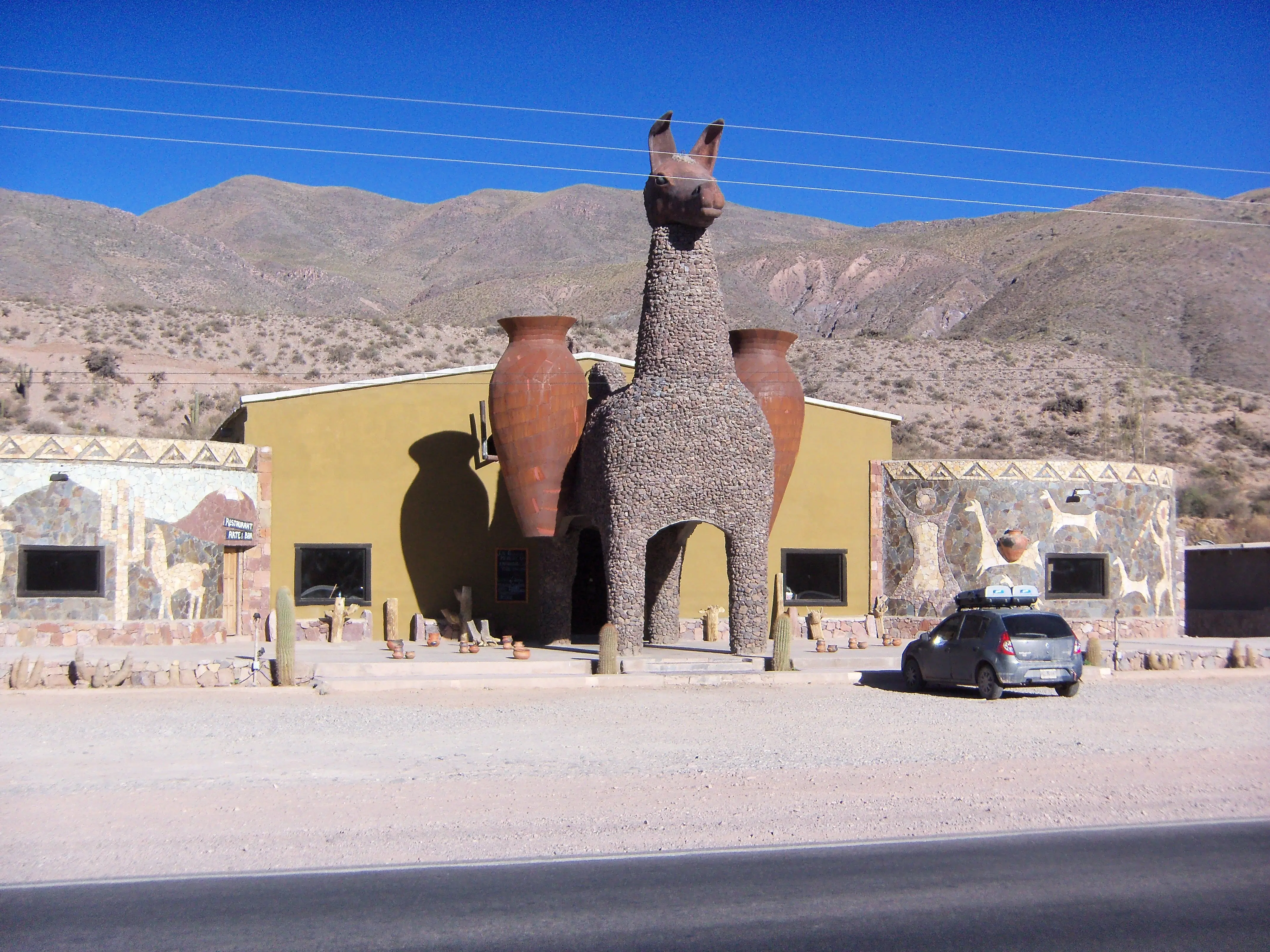 Guanaco con vasijas